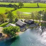 Swanmere Lodge, Lakeside View Pinelake