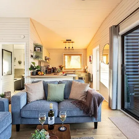 Swanmere Lodge, Lakeside View Pinelake Apartment