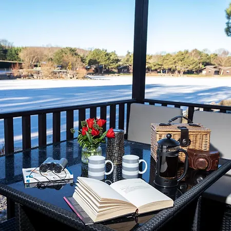 Swanmere Lodge, Lakeside View Pinelake Apartamento