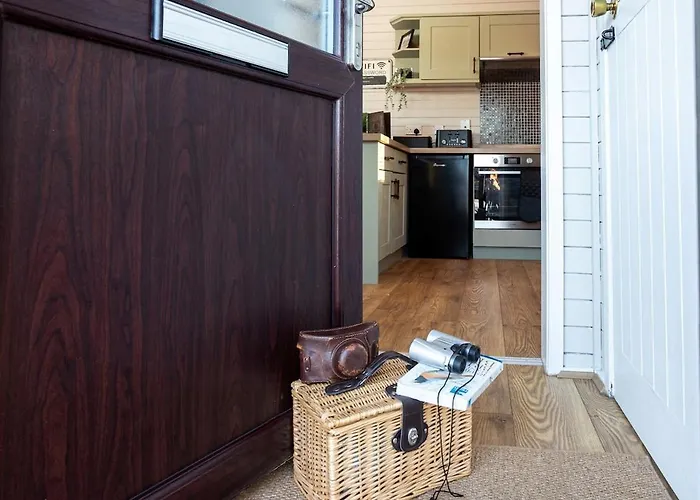 Swanmere Lodge, Lakeside View Pinelake شقة