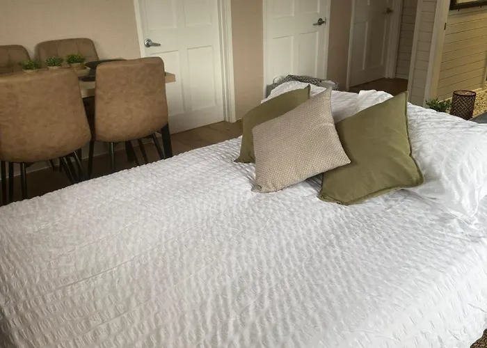 Swanmere Lodge, Lakeside View Pinelake