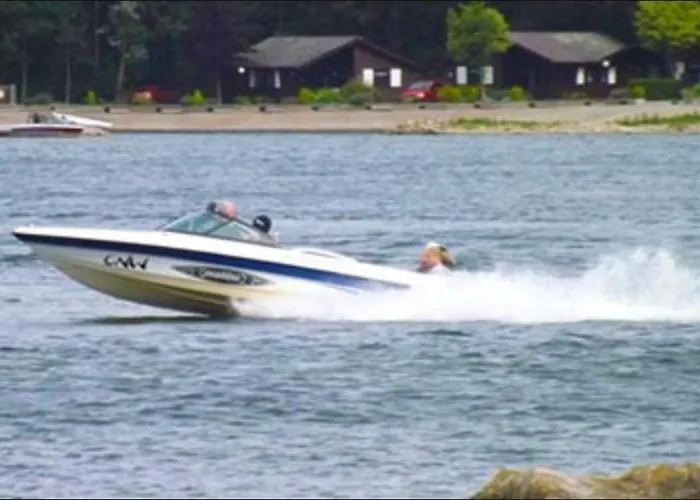 Swanmere Lodge, Lakeside View Pinelake Apartment *